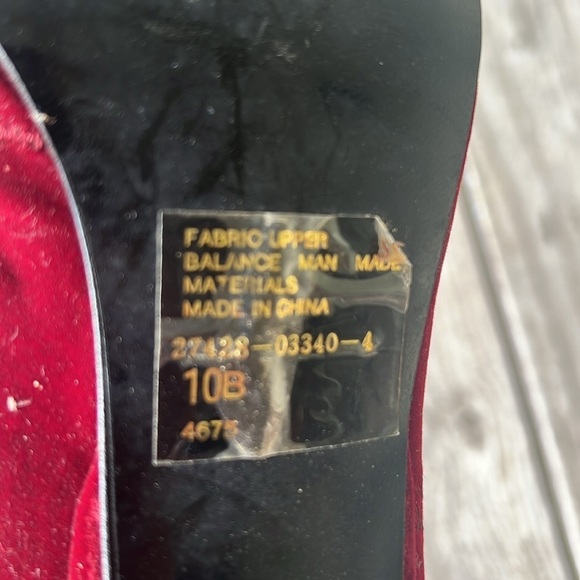 Vintage Notorious For Bakers Leeds Maroon Wine Velvet Kitten Heels Size 10B - Picture 7 of 12